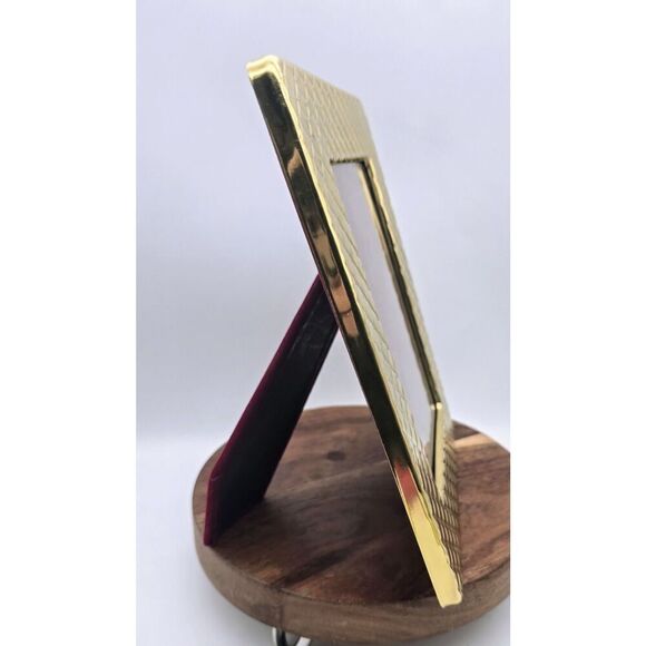 VINTAGE Solid Brass Standing Picture Photo Frame 5"x 7" Quilted Texture Korea - Picture 4 of 9